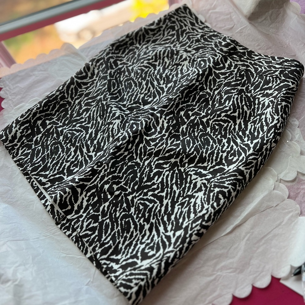 EUC Anne Taylor Loft 0P Black & White Animal Print Skirt mini Devil Wears Prada